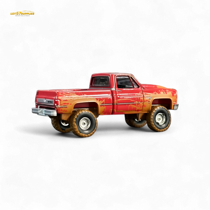 Auto World 1983 Chevrolet Silverado K10 4x4 Muddy LIFTED Squarebody 1:64